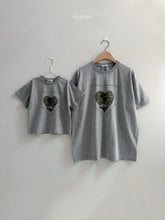 Load image into Gallery viewer, DIGREEN MOM / KIDS LOVELY SUMMER TEE SHIRT*PREORDER