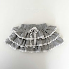 將圖片載入圖庫檢視器中，MEL KIDS 灰色短荷葉邊裙**預購