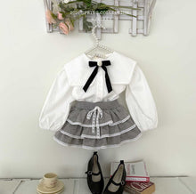 將圖片載入圖庫檢視器中，MEL KIDS 灰色短荷葉邊裙**預購