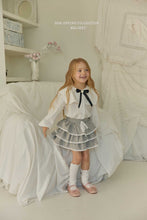 將圖片載入圖庫檢視器中，MEL KIDS 灰色短荷葉邊裙**預購