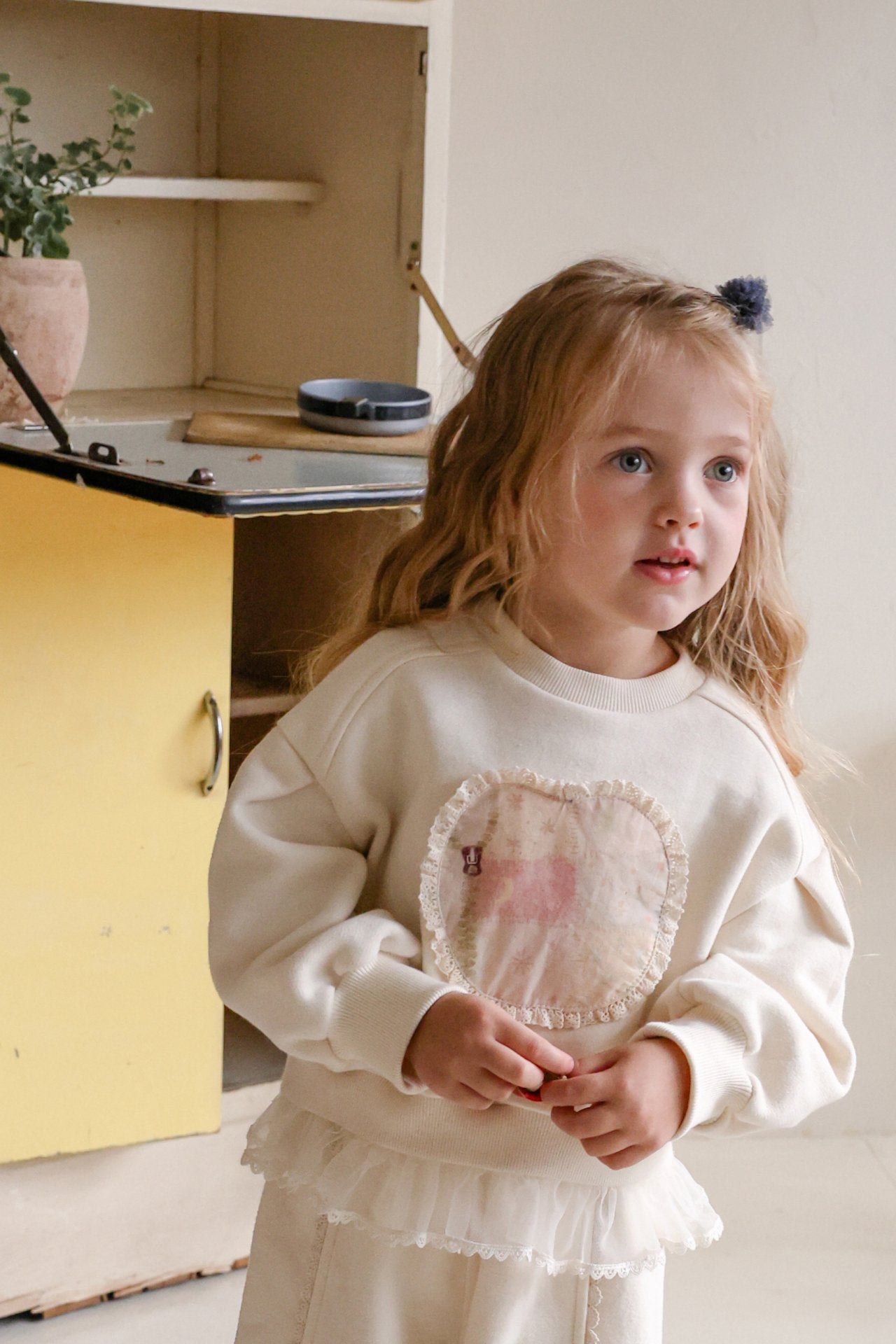 FLO KIDS APPLE SWEATSHIRT**PREORDER