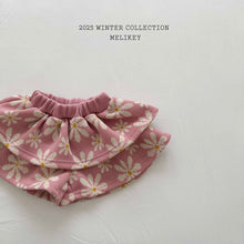 Load image into Gallery viewer, MEL KIDS KNIT BIG FLOWERS SHORTS**PREORDER