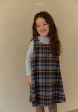 Load image into Gallery viewer, LINDO KIDS BASIC MOCK NECK TEE* Preorder