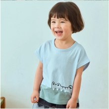 將圖片載入圖庫檢視器中，首款藍色兒童鱷魚圖案T卹**預購**
