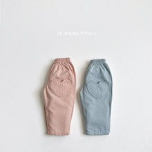 將圖片載入圖庫檢視器中，VIVID KIDS 心型休閒褲*預購