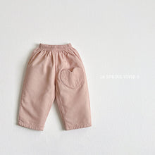 將圖片載入圖庫檢視器中，VIVID KIDS 心型休閒褲*預購